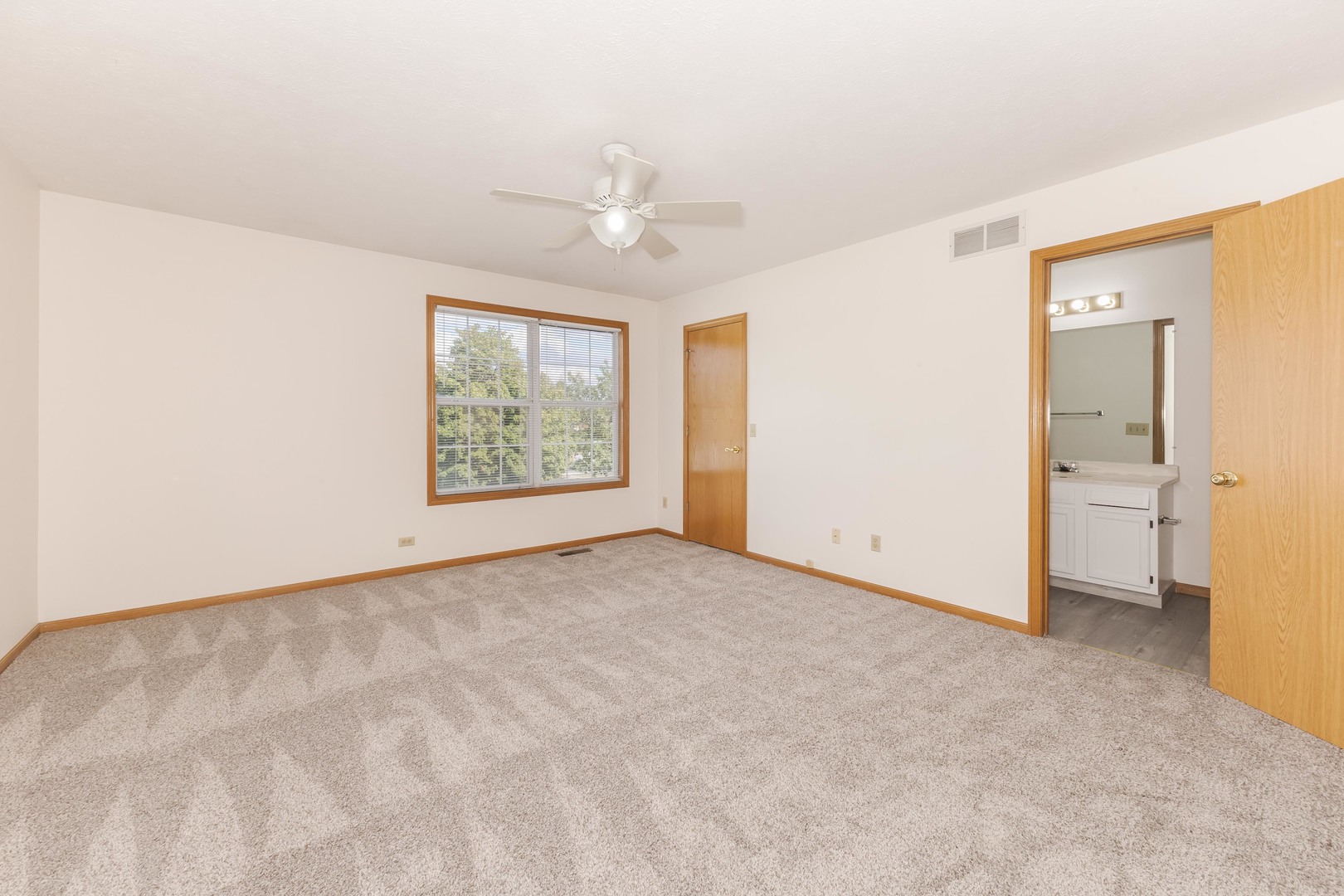 26 Vermont Avenue, Bloomington, IL 61701