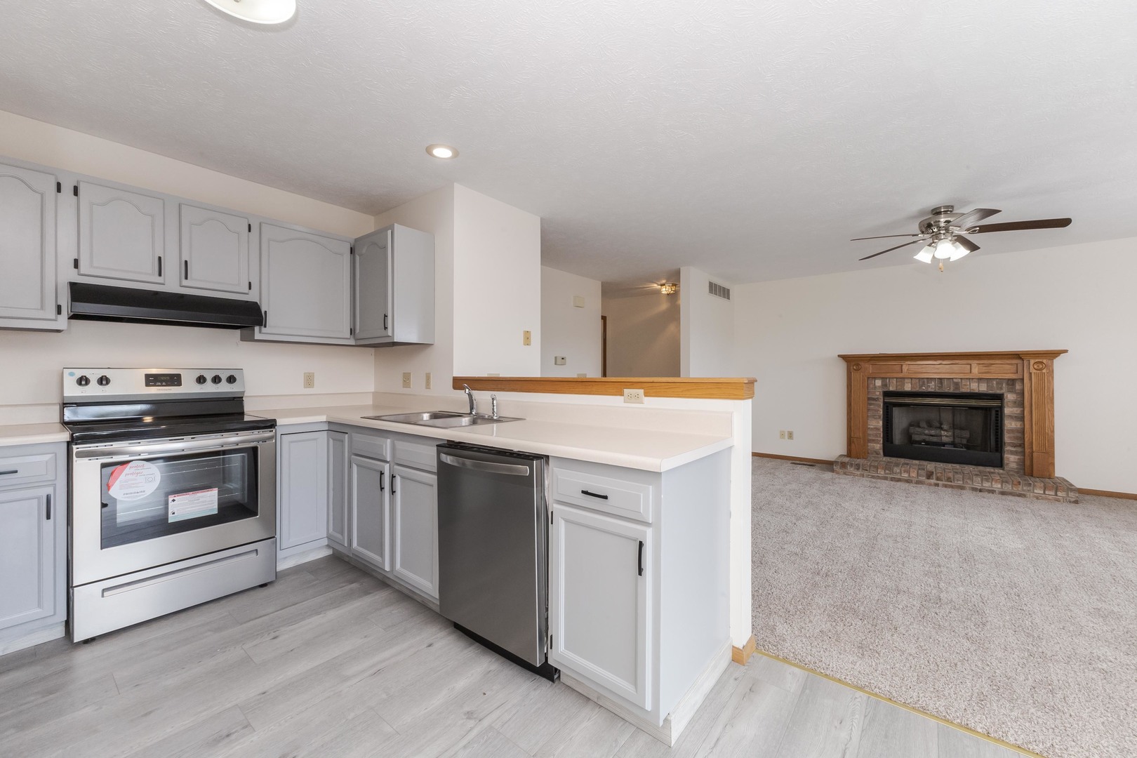 26 Vermont Avenue, Bloomington, IL 61701