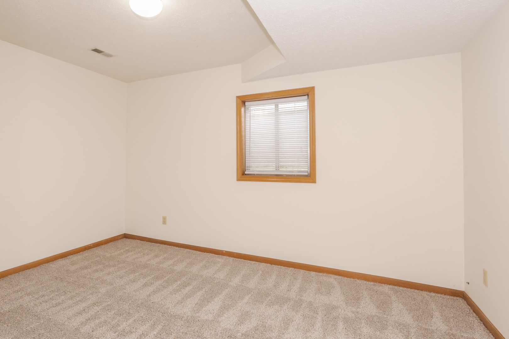 26 Vermont Avenue, Bloomington, IL 61701