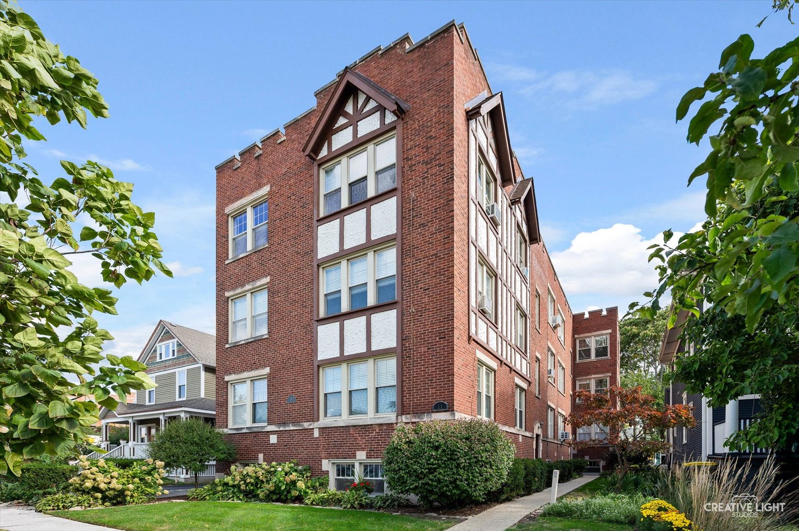 11 6th Avenue #2A, La Grange, IL 60525
