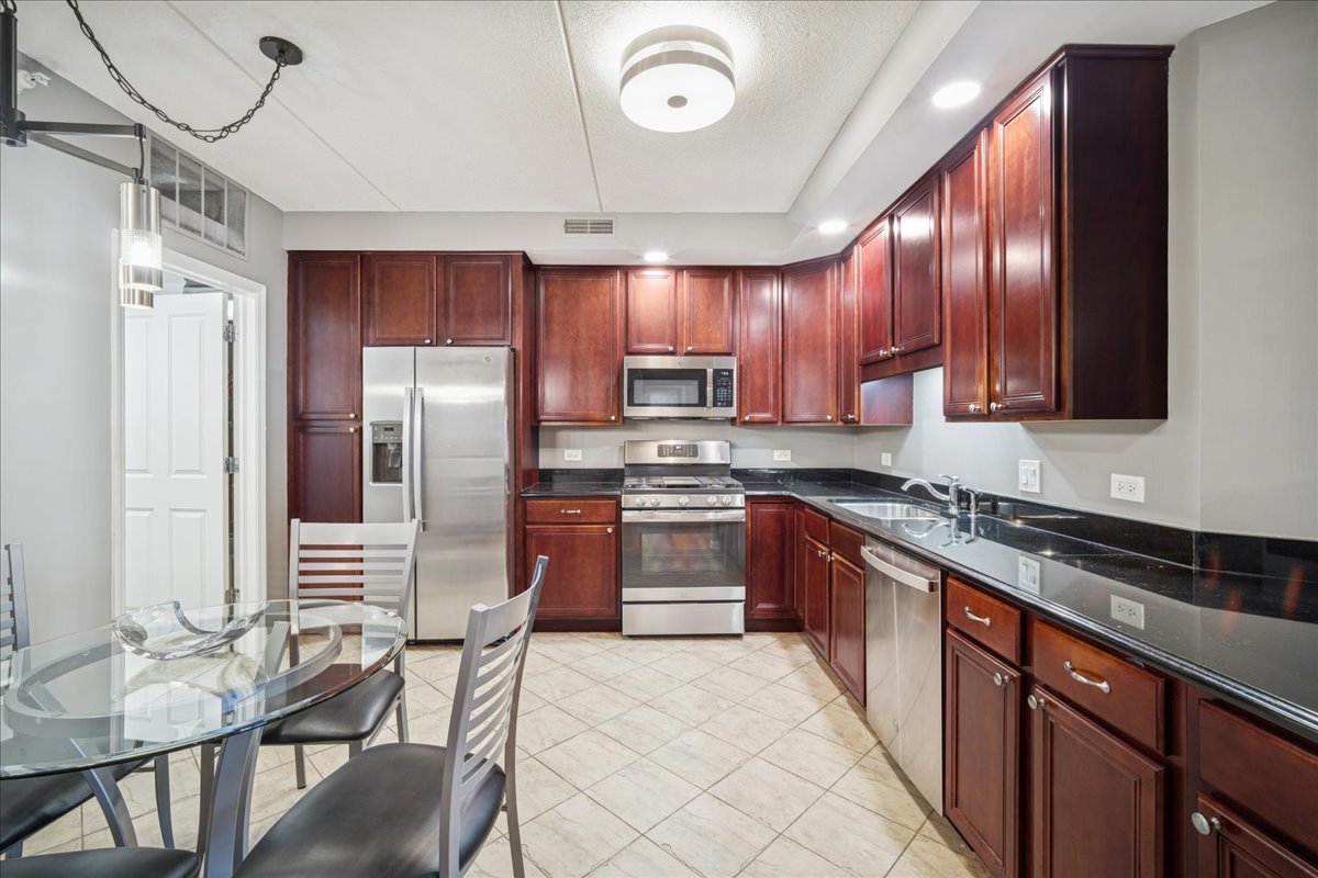 425 Village Green #314, Lincolnshire, IL 60069