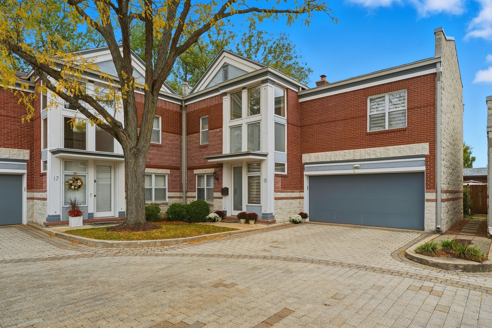 15 Manchester Lane, Elmhurst, IL 60126