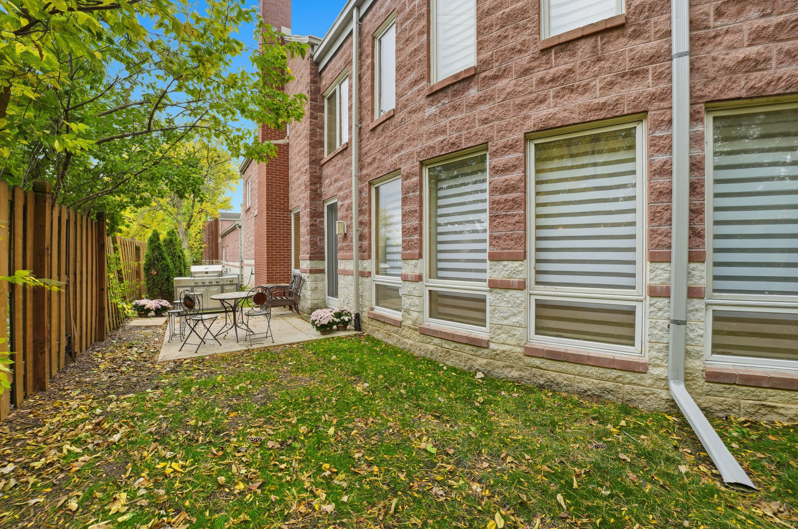 15 Manchester Lane, Elmhurst, IL 60126