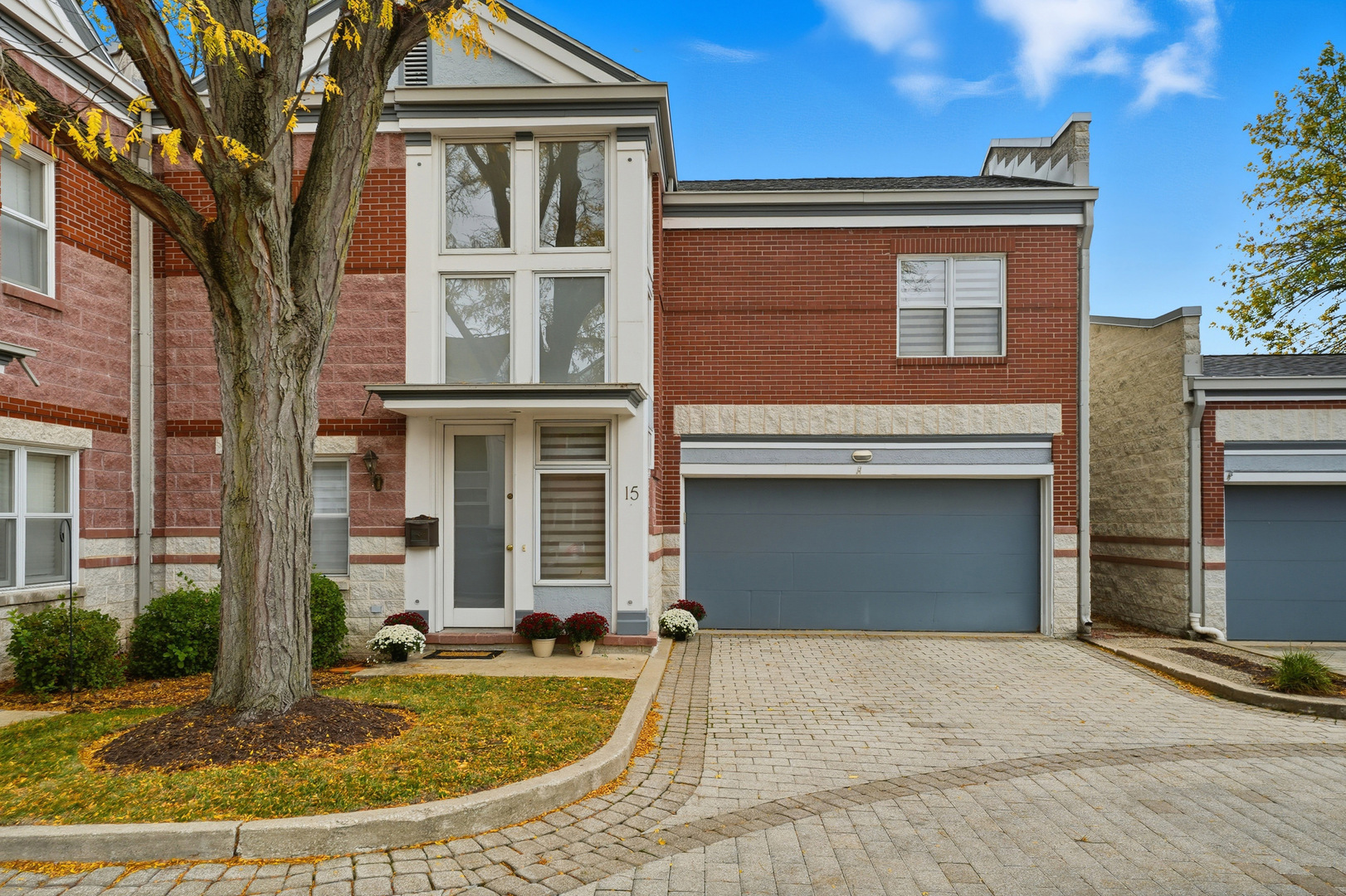 15 Manchester Lane, Elmhurst, IL 60126
