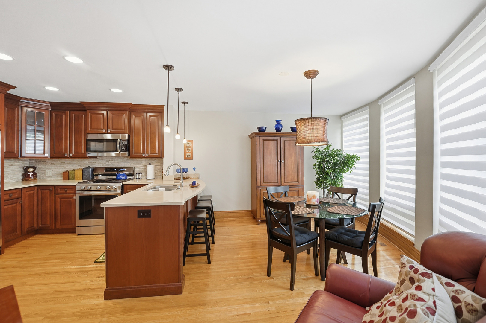 15 Manchester Lane, Elmhurst, IL 60126