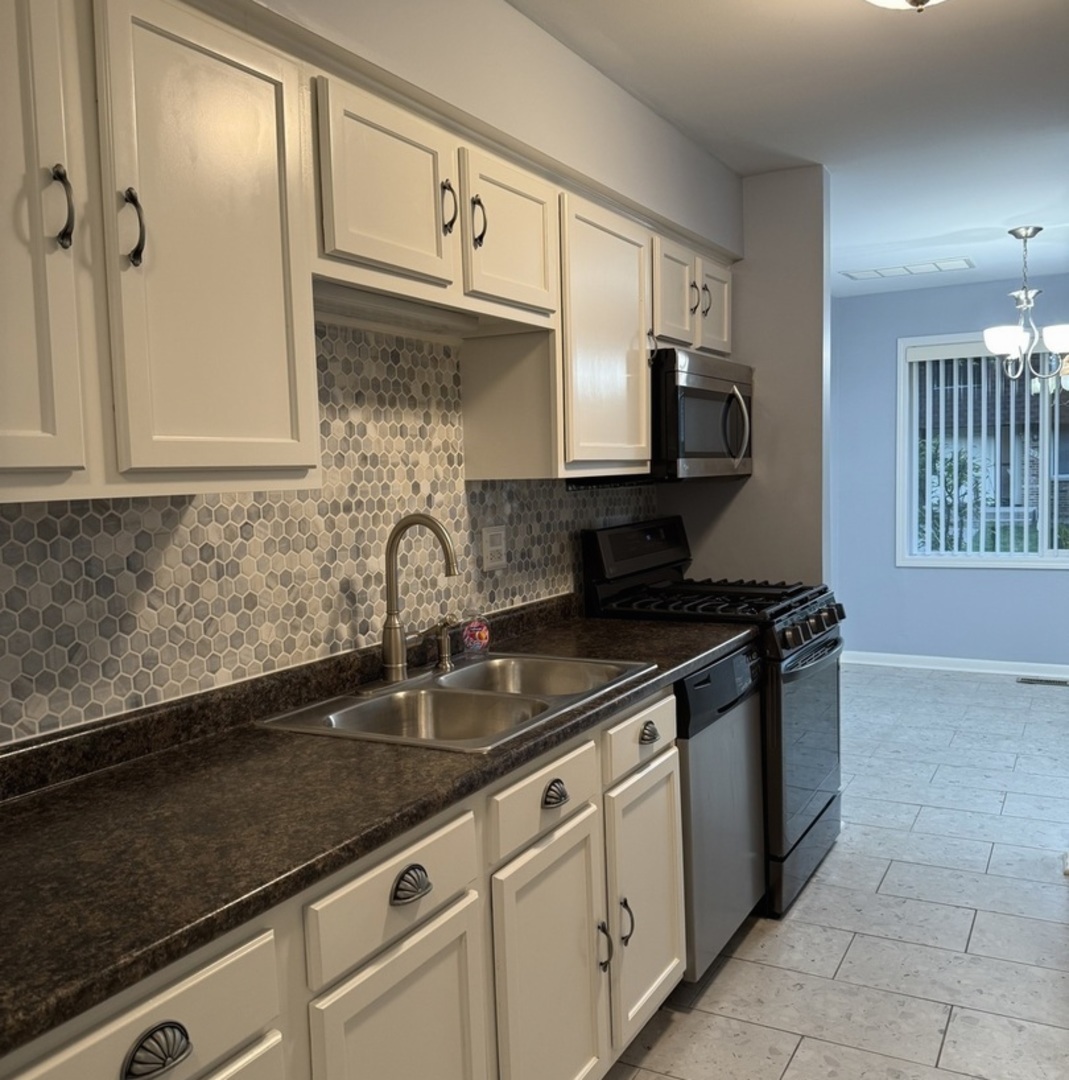 3026 Roberts Drive #4, Woodridge, IL 60517