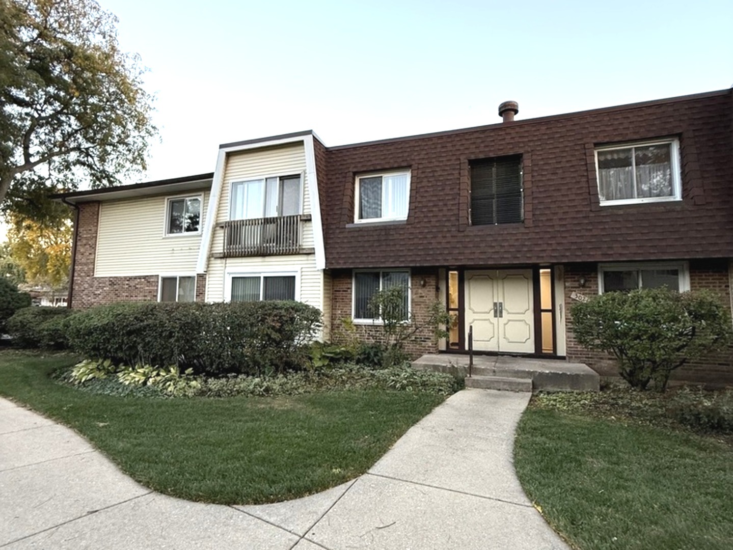 3026 Roberts Drive #4, Woodridge, IL 60517