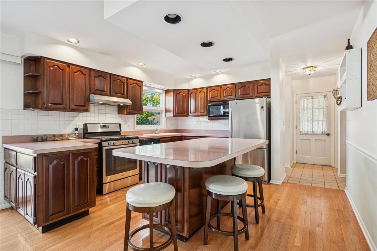 58 E Division Street, Villa Park, IL 60181