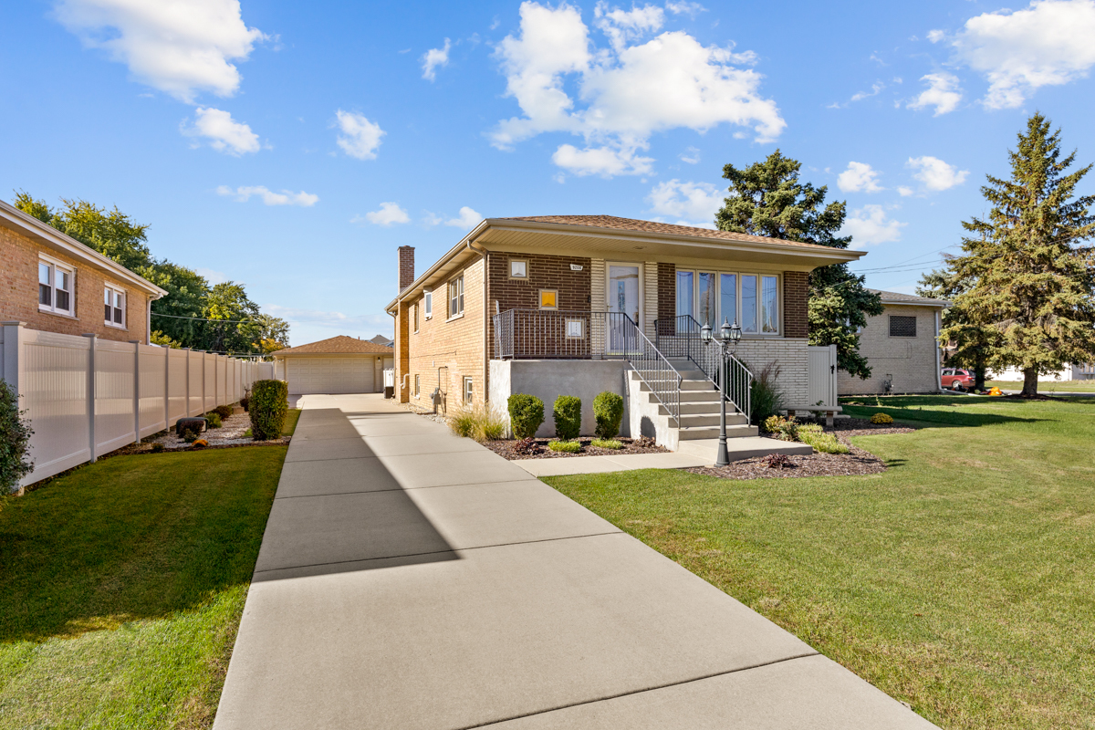 9208 NASHVILLE Avenue, Oak Lawn, IL 60453