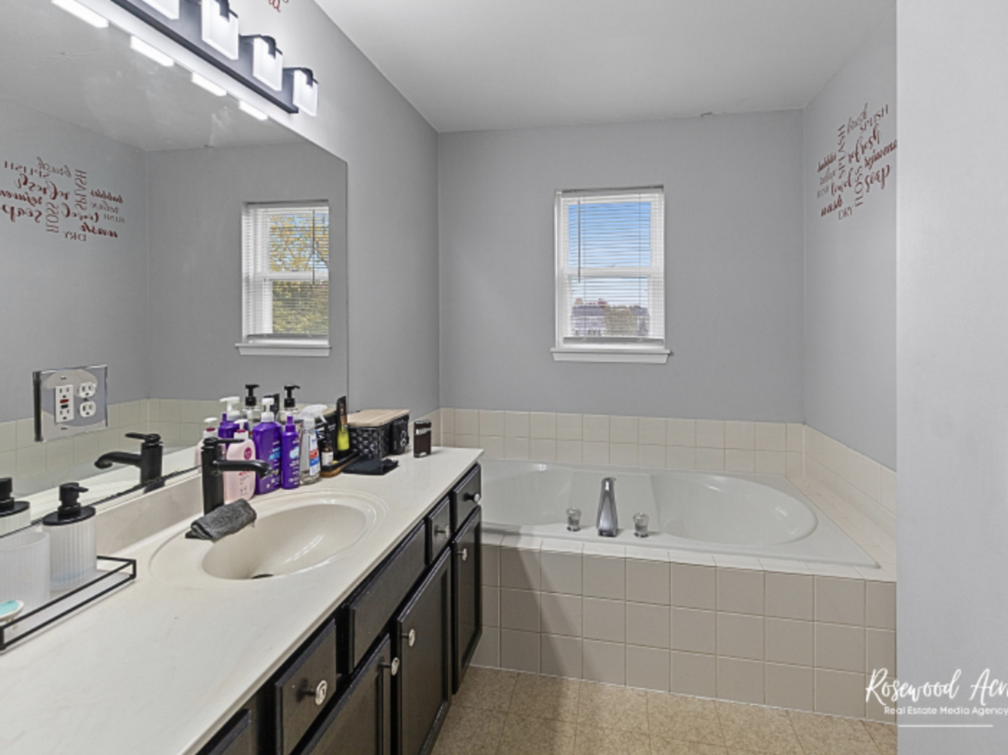 39W093 Shannon Square, Geneva, IL 60134