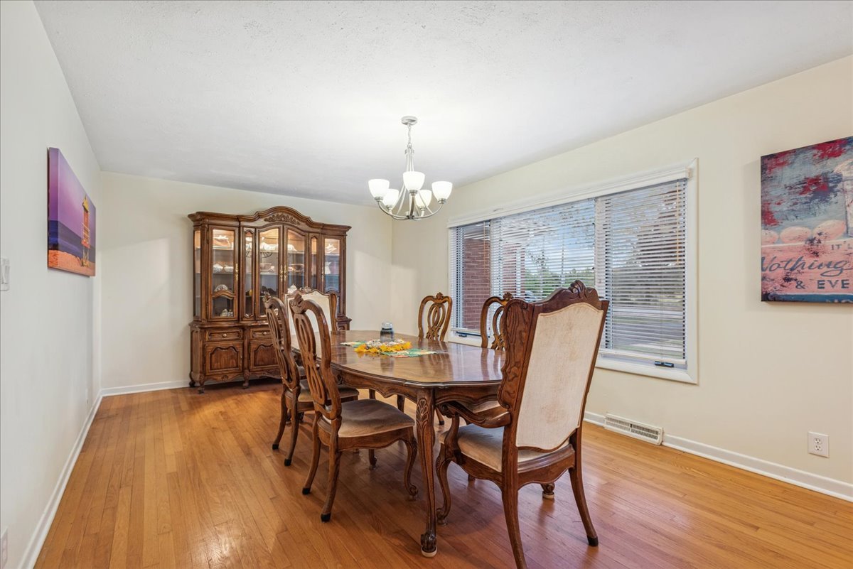 512 S Busse Road, Mount Prospect, IL 60056