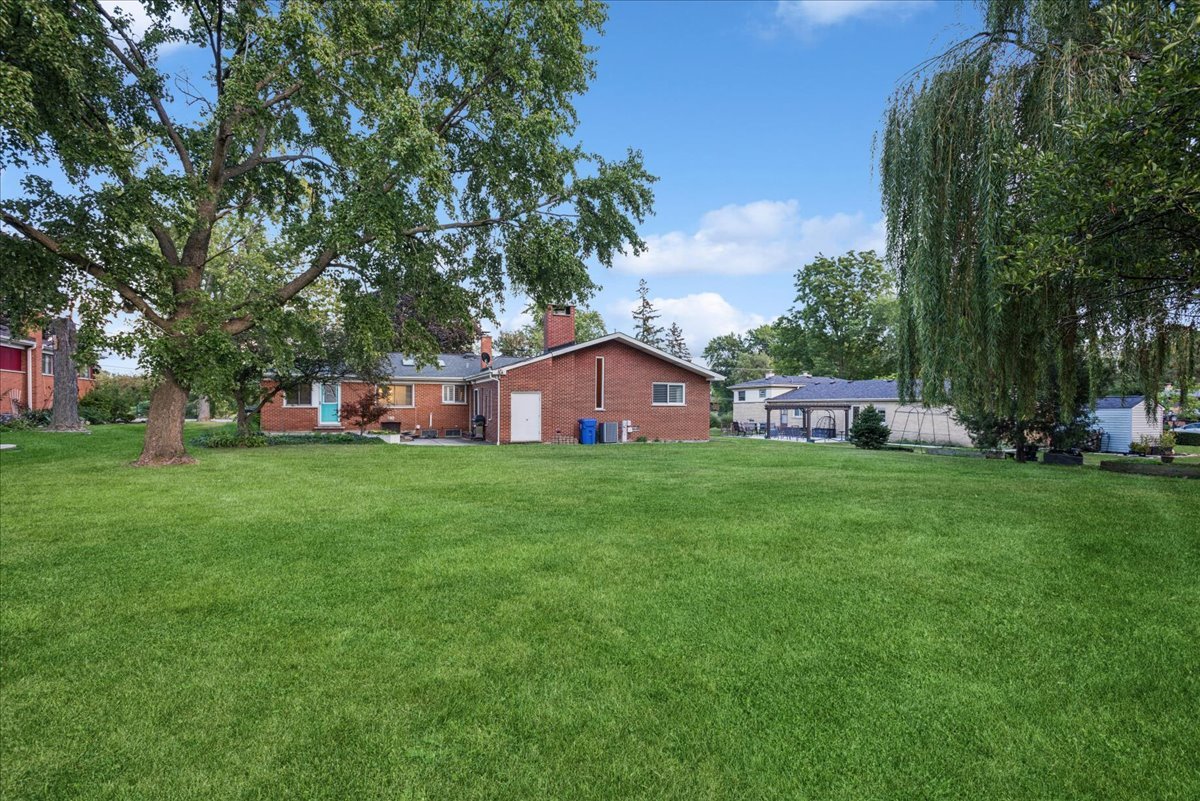 512 S Busse Road, Mount Prospect, IL 60056