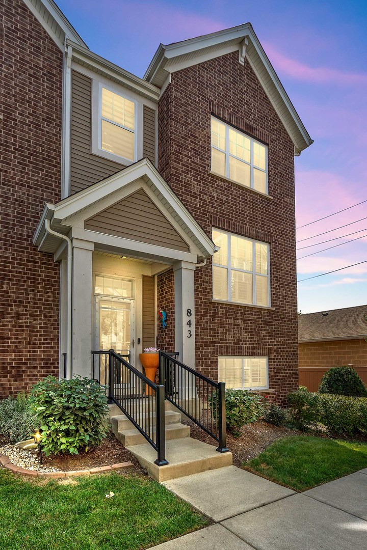 843 Lexington Circle, Des Plaines, IL 60016