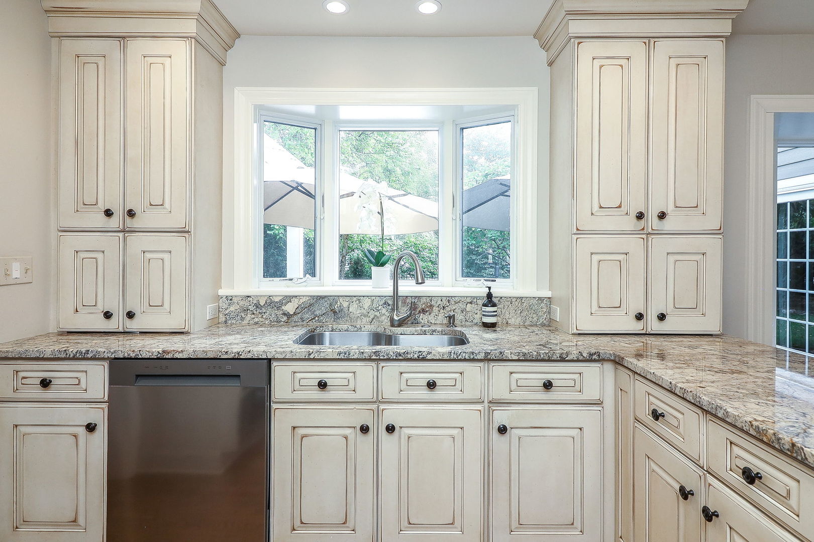 2042 Wexford Circle, Wheaton, IL 60189