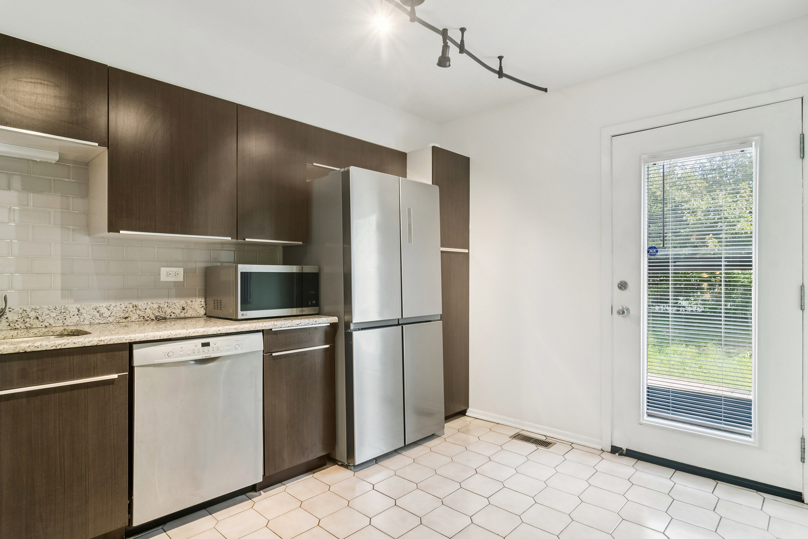 3841 Appian Way, Glenview, IL 60025