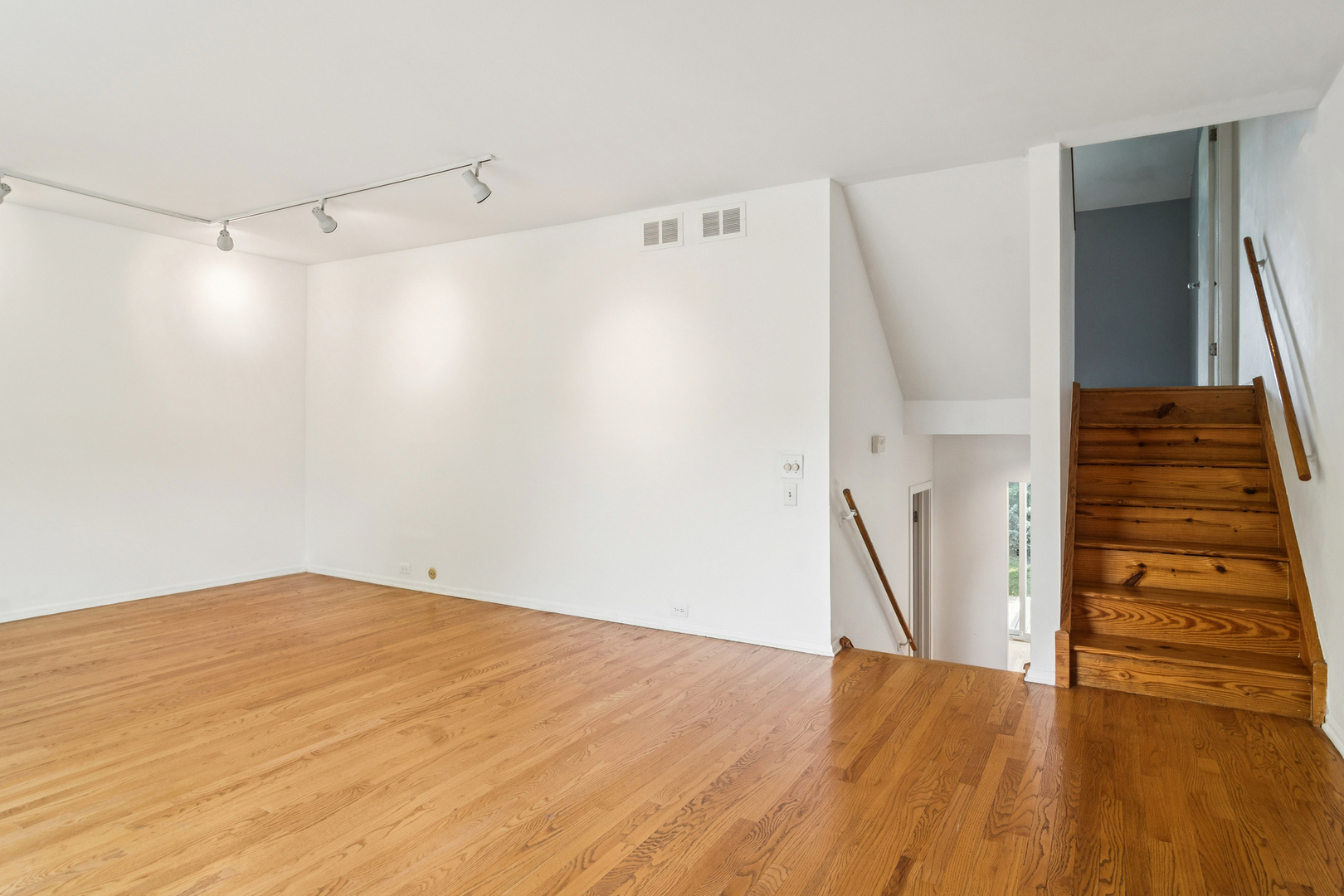 3841 Appian Way, Glenview, IL 60025