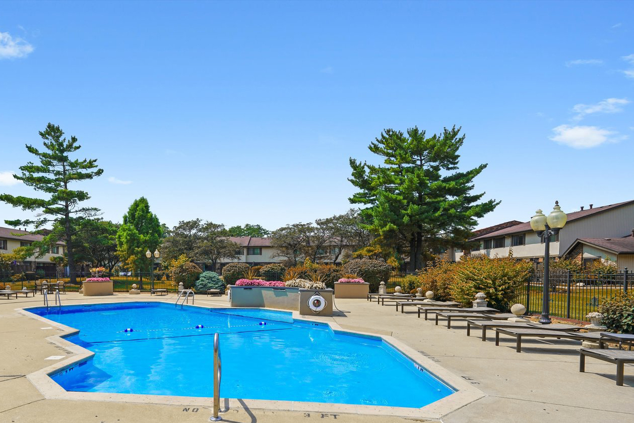 7315 Winthrop Way #6, Downers Grove, IL 60516