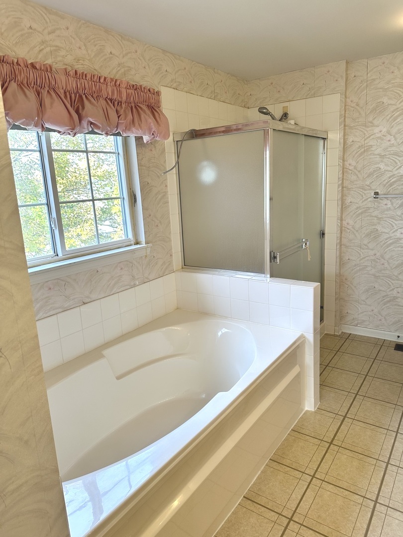 7 Royal Oak Court, Lake In The Hills, IL 60156