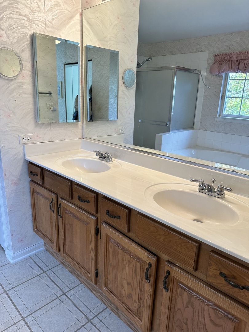 7 Royal Oak Court, Lake In The Hills, IL 60156