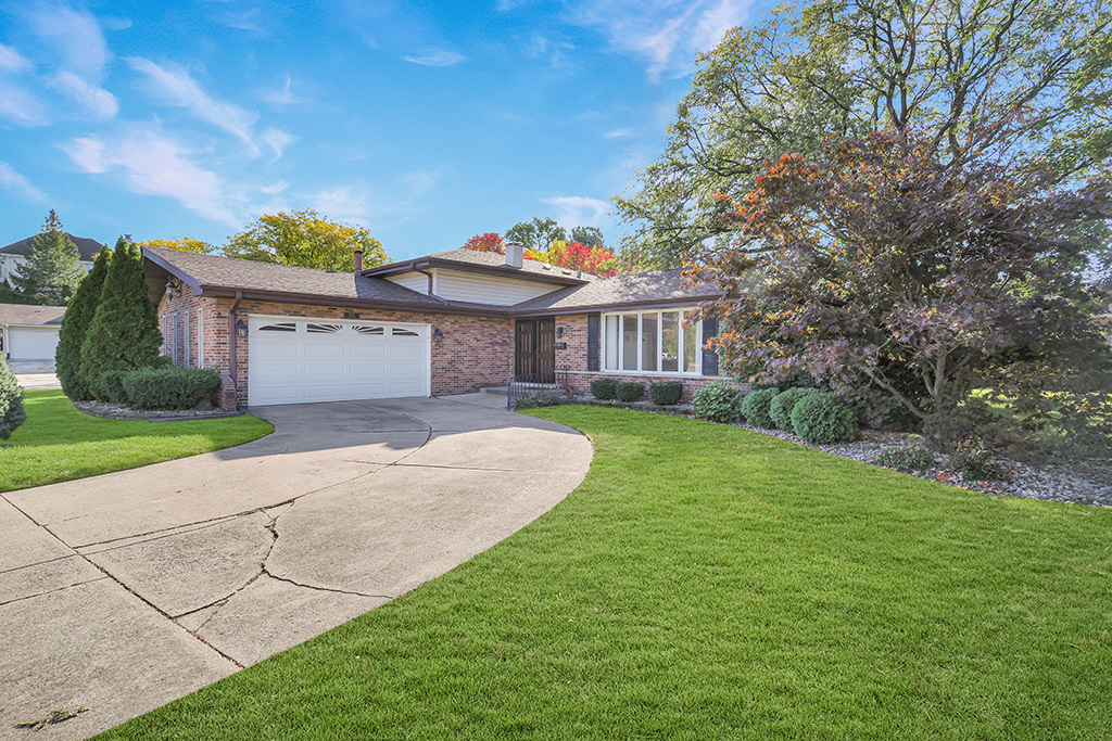 8335 W 90th Street, Hickory Hills, IL 60457