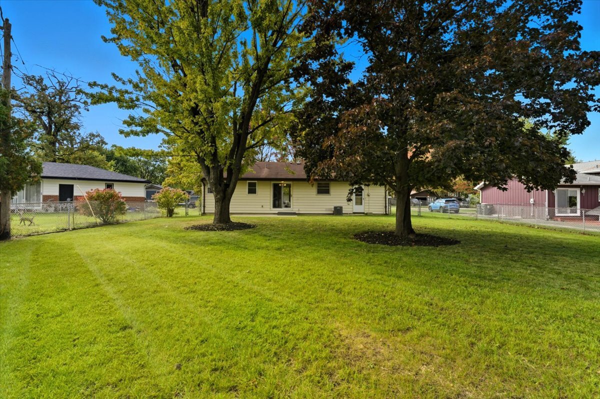 2124 Burr Oak Lane, Lindenhurst, IL 60046