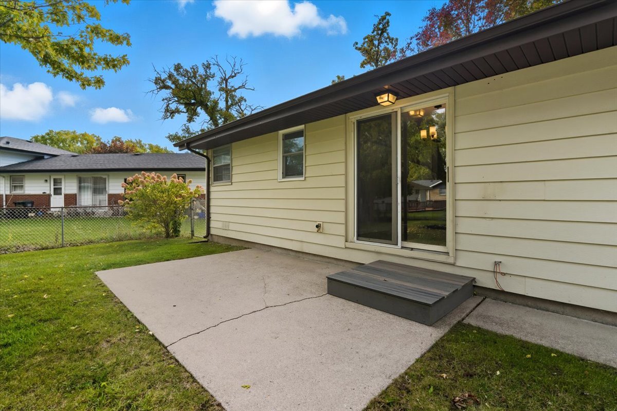 2124 Burr Oak Lane, Lindenhurst, IL 60046