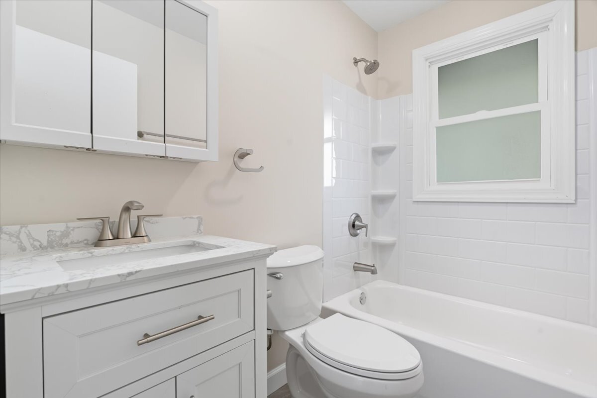 2124 Burr Oak Lane, Lindenhurst, IL 60046