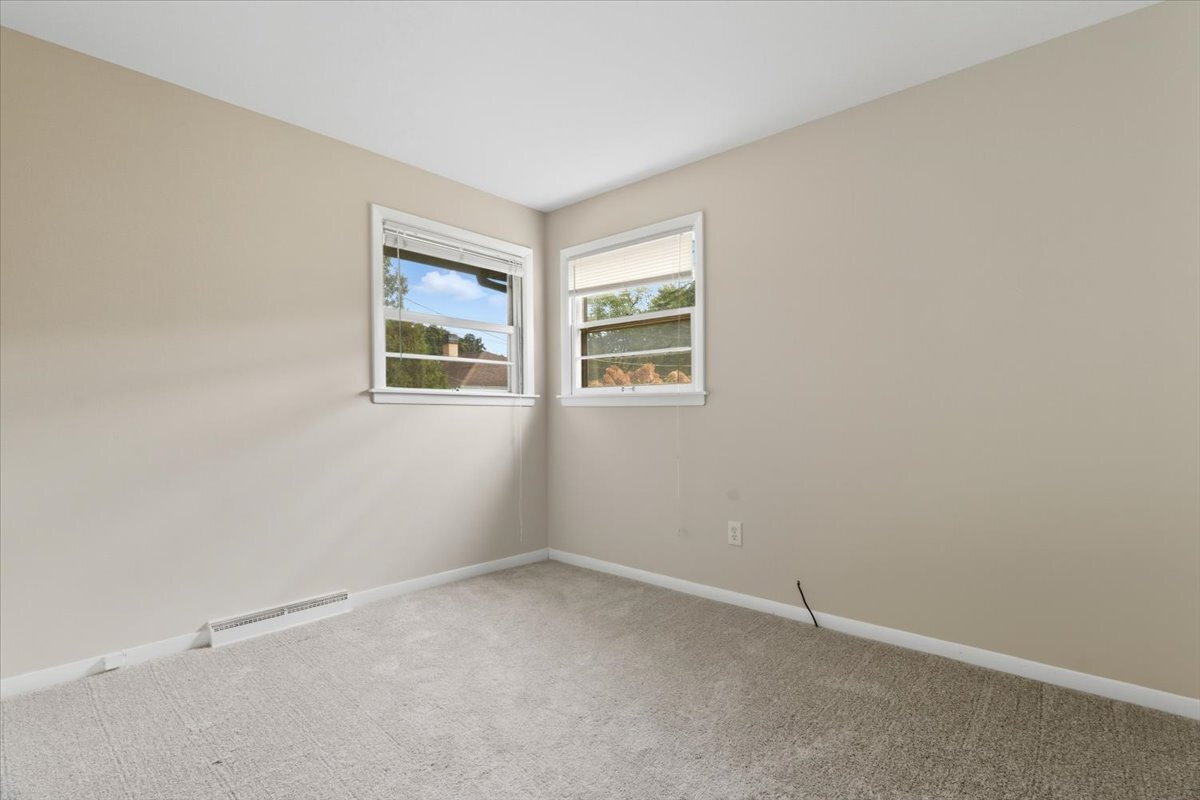 2124 Burr Oak Lane, Lindenhurst, IL 60046