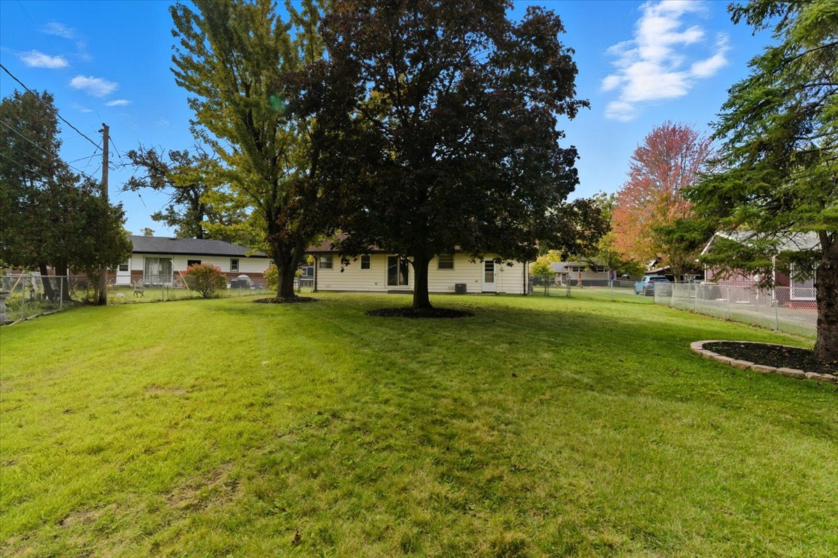 2124 Burr Oak Lane, Lindenhurst, IL 60046