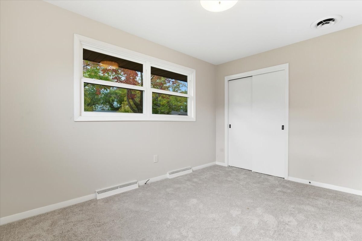 2124 Burr Oak Lane, Lindenhurst, IL 60046