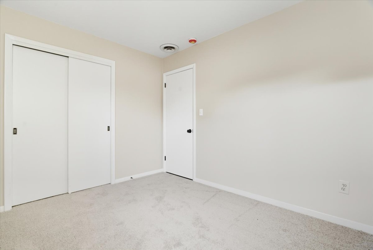 2124 Burr Oak Lane, Lindenhurst, IL 60046