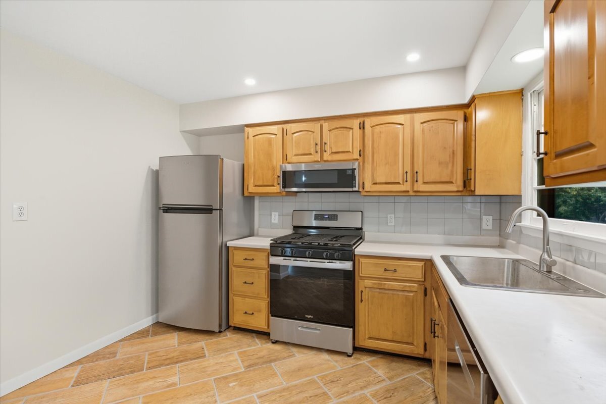 2124 Burr Oak Lane, Lindenhurst, IL 60046