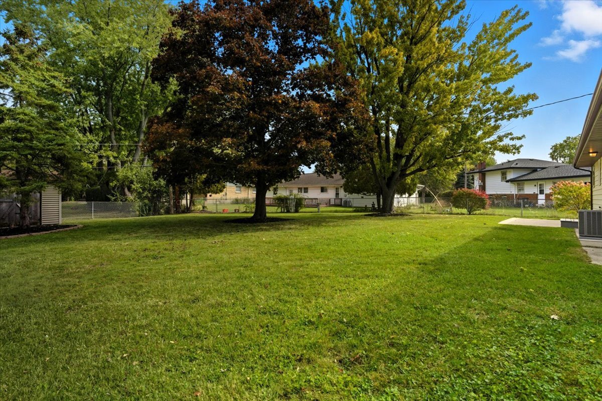 2124 Burr Oak Lane, Lindenhurst, IL 60046