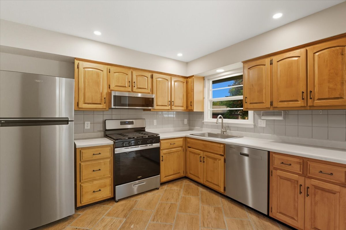 2124 Burr Oak Lane, Lindenhurst, IL 60046