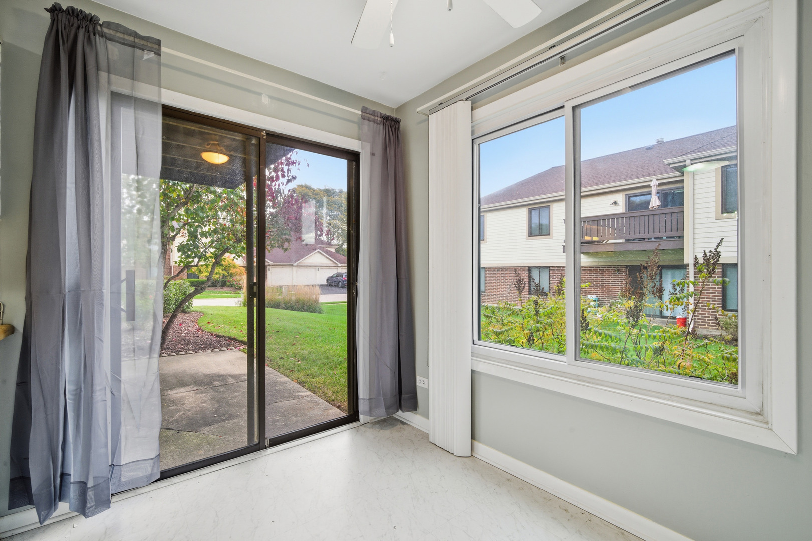 831 E Carriage Lane #1, Palatine, IL 60074