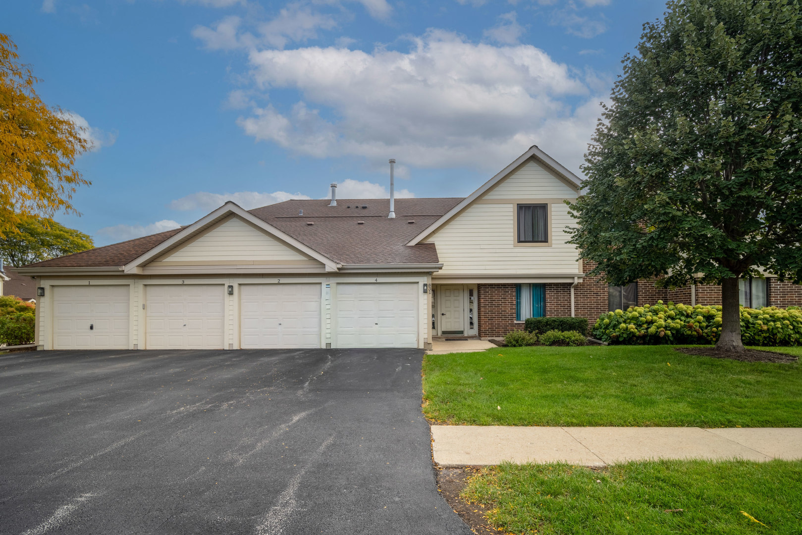 831 E Carriage Lane #1, Palatine, IL 60074