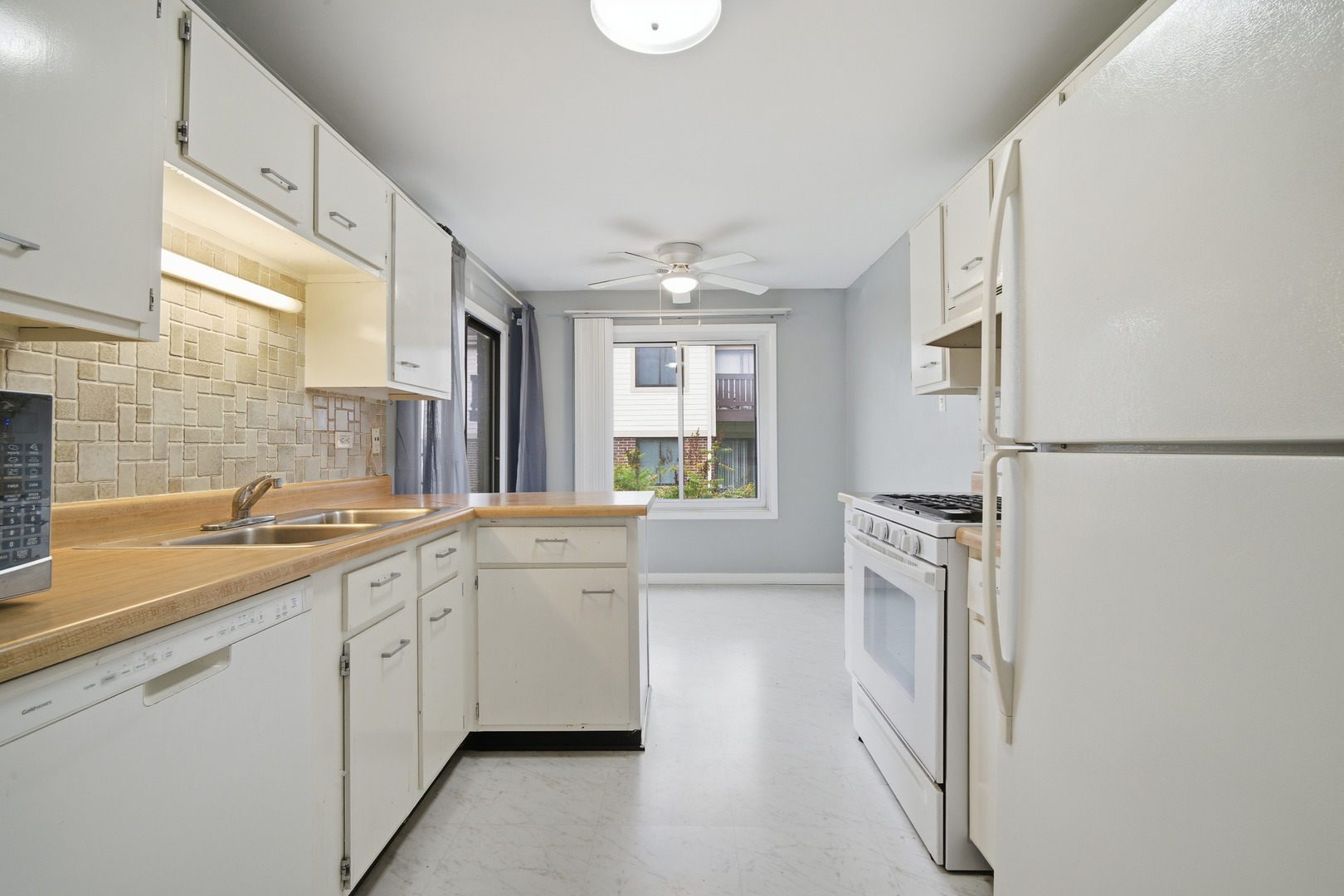 831 E Carriage Lane #1, Palatine, IL 60074