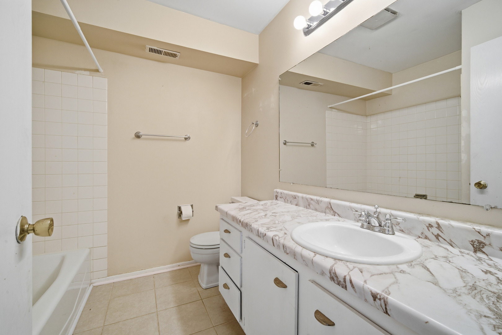 831 E Carriage Lane #1, Palatine, IL 60074