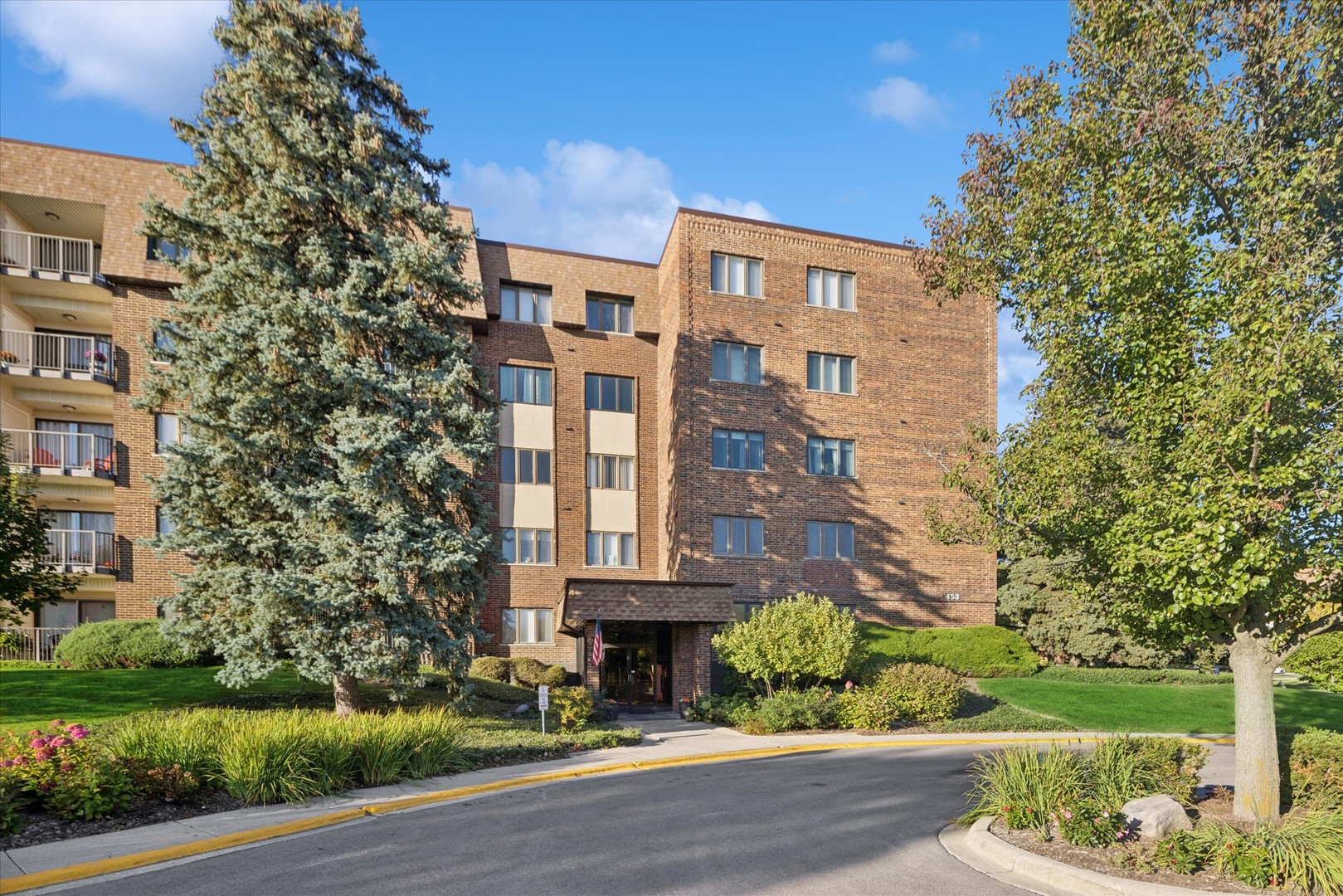 453 Raintree Drive #5A, Glen Ellyn, IL 60137