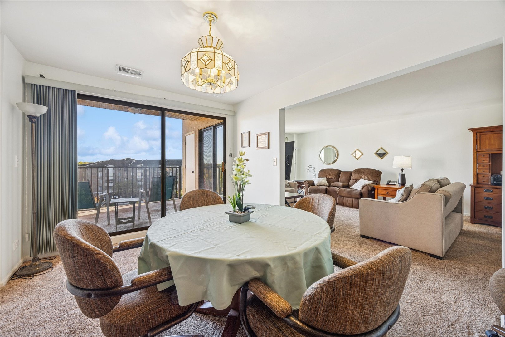 453 Raintree Drive #5A, Glen Ellyn, IL 60137