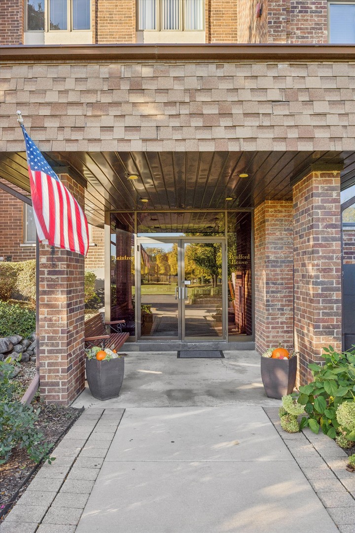 453 Raintree Drive #5A, Glen Ellyn, IL 60137