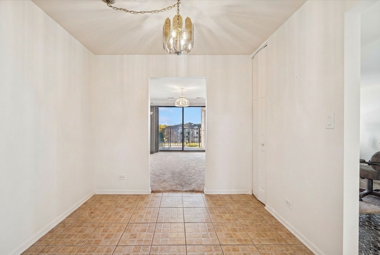 453 Raintree Drive #5A, Glen Ellyn, IL 60137