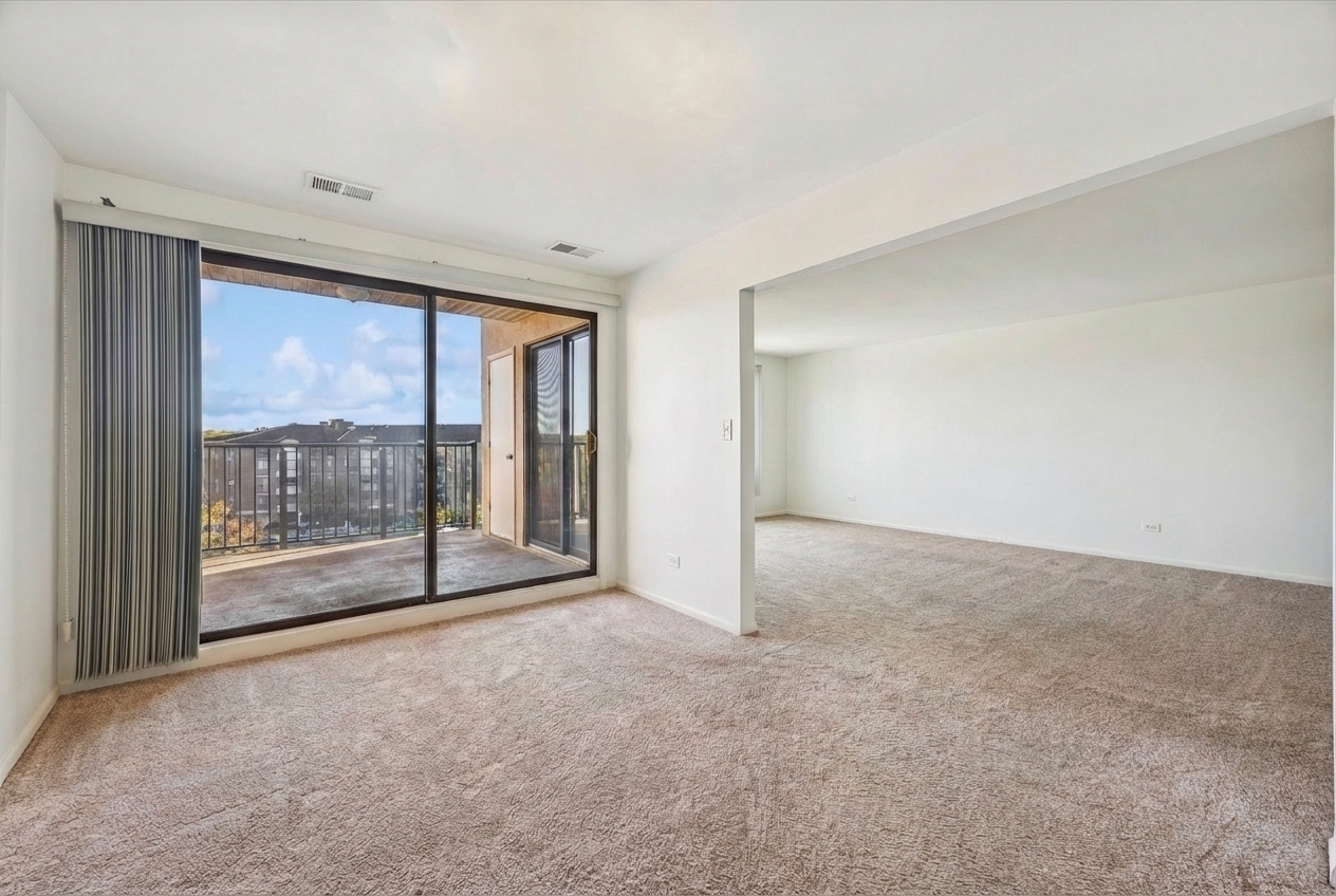 453 Raintree Drive #5A, Glen Ellyn, IL 60137