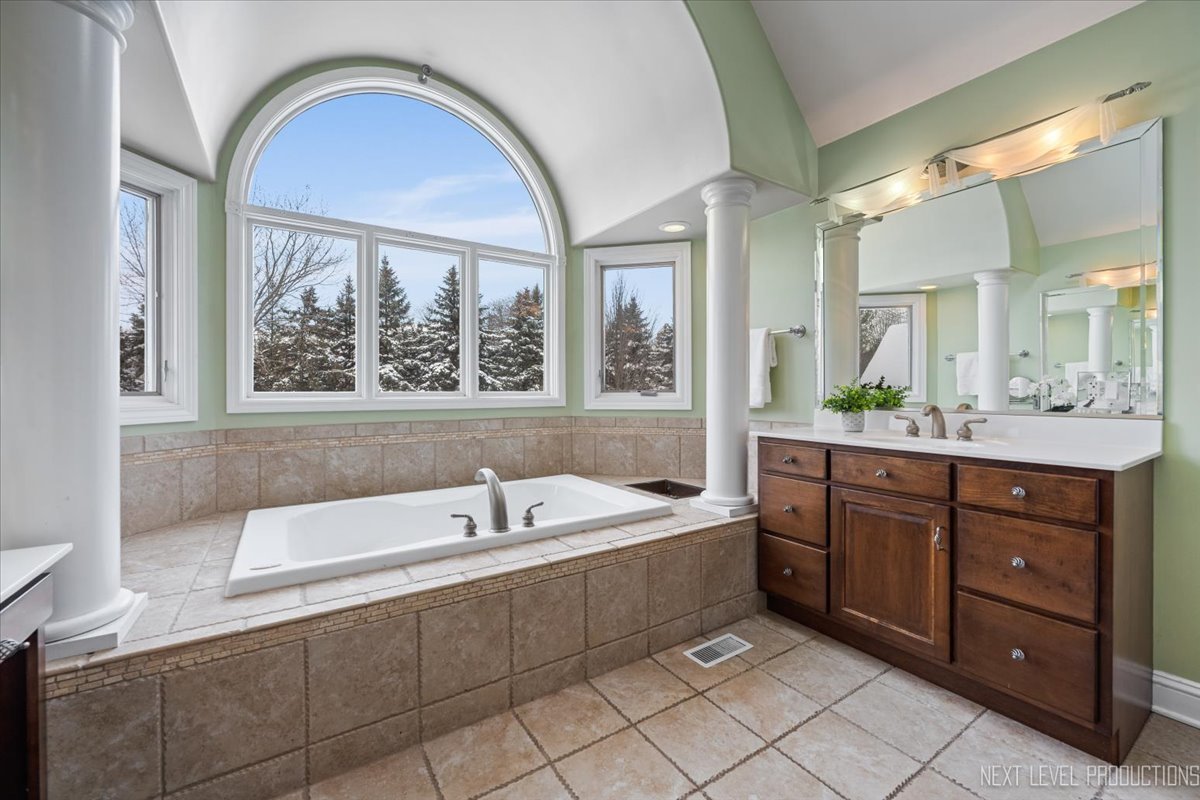 2441 Bird Lane, Batavia, IL 60510