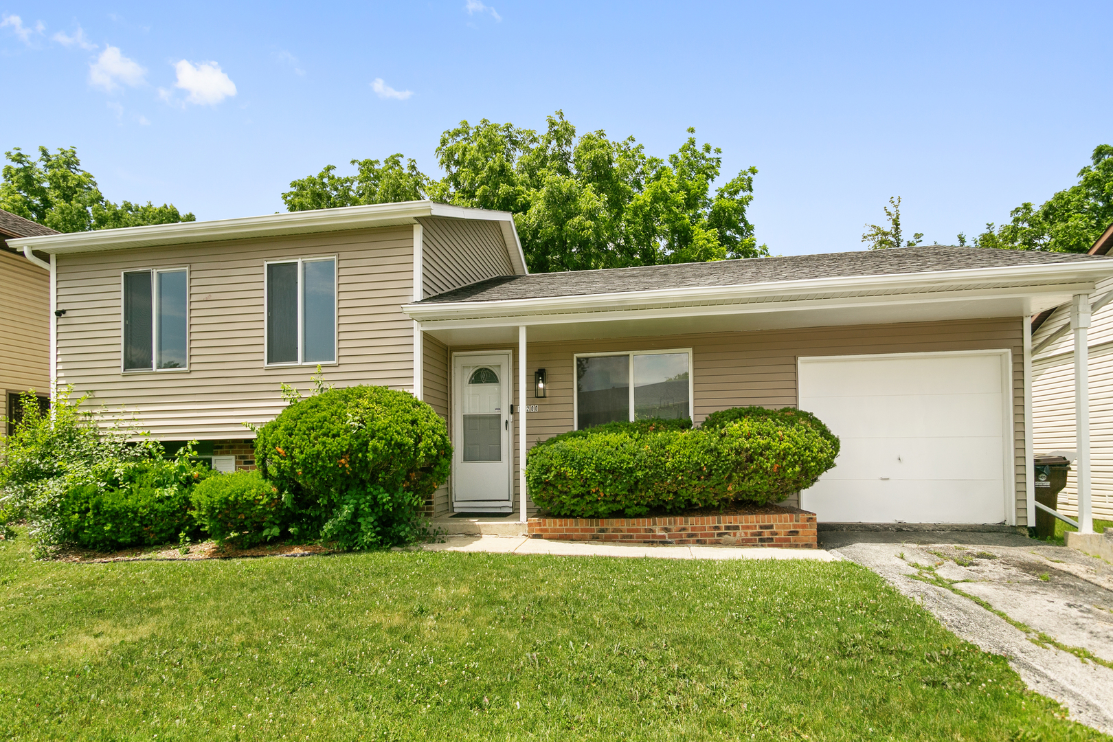 18200 Fountainbleau Drive, Hazel Crest, IL 60429