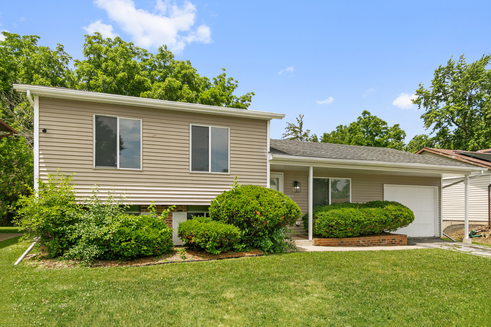 18200 Fountainbleau Drive, Hazel Crest, IL 60429