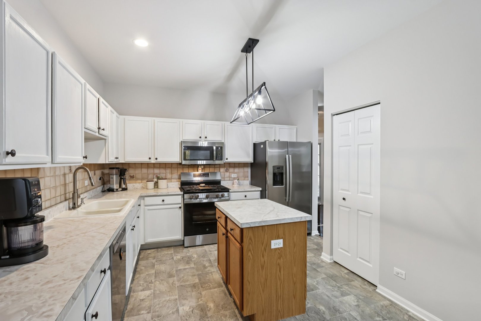 373 Evergreen Circle, Glendale Heights, IL 60139