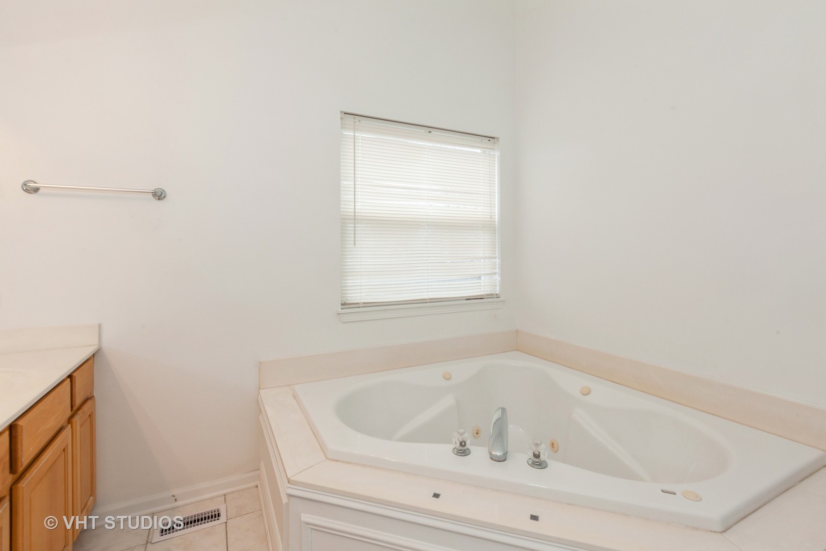 1110 OAKHILL Drive, Aurora, IL 60502