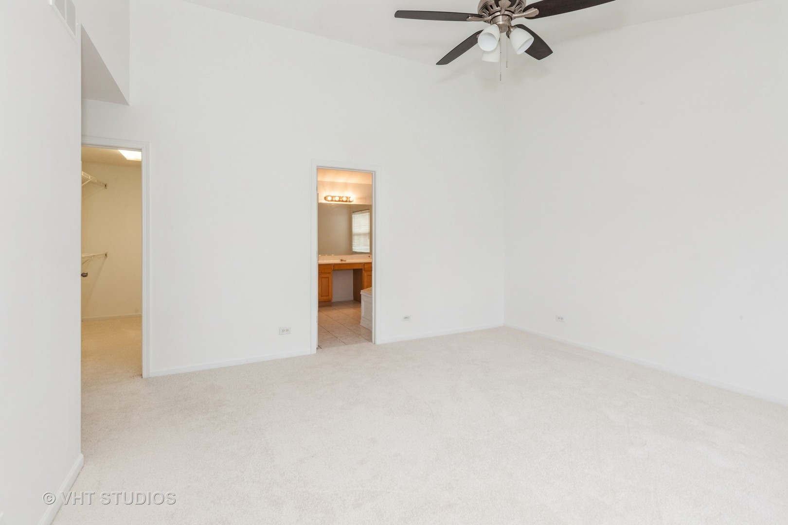 1110 OAKHILL Drive, Aurora, IL 60502