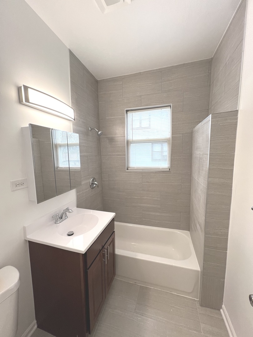 7725 S Champlain Avenue, Chicago, IL 60619